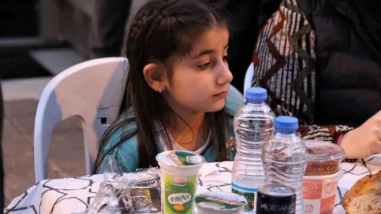 Bu sokakta 6 yıldır iftar sofrası imece usulü kuruluyor
