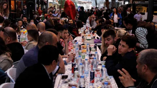 Bu sokakta 6 yıldır iftar sofrası imece usulü kuruluyor