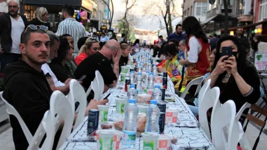 Bu sokakta 6 yıldır iftar sofrası imece usulü kuruluyor