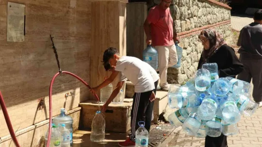 Bu su için kuyruğa giriyorlar