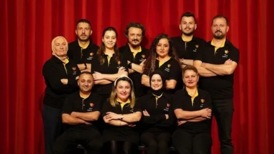 Bu tiyatroda yalnızca sağlık çalışanları rol alıyor