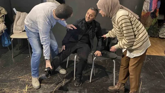 Bu tiyatroda yalnızca sağlık çalışanları rol alıyor