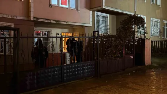 Evinde çıkan yangının dumandan etkilendi