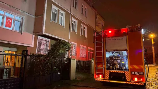 Evinde çıkan yangının dumandan etkilendi