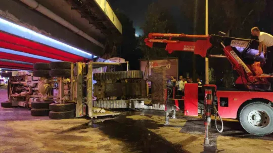 Buldozer yüklü kamyon alt geçitte devrildi