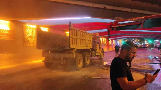 Buldozer yüklü kamyon alt geçitte devrildi