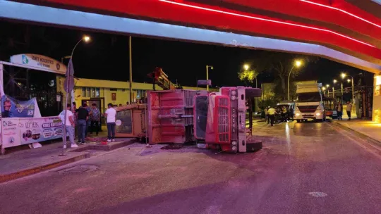 Buldozer yüklü kamyon alt geçitte devrildi