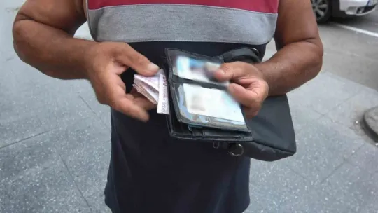 Bulduğu yüklü miktardaki paranın sahibini arıyor