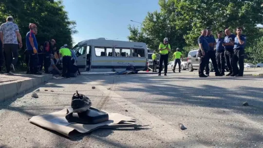 İşçi servisi ile otomobil çarpıştı: 1 ölü, 9 yaralı
