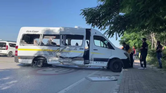 İşçi servisi ile otomobil çarpıştı: 1 ölü, 9 yaralı
