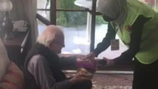 Buruk bayram geçiren yaşlıları unutmadılar