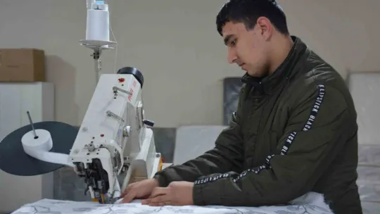 Depremzedeler için yatak üretiyorlar