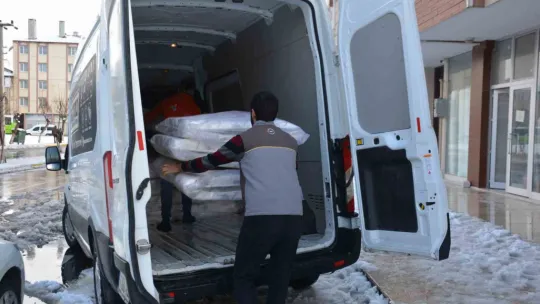Depremzedeler için yatak üretiyorlar