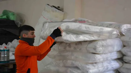 Depremzedeler için yatak üretiyorlar