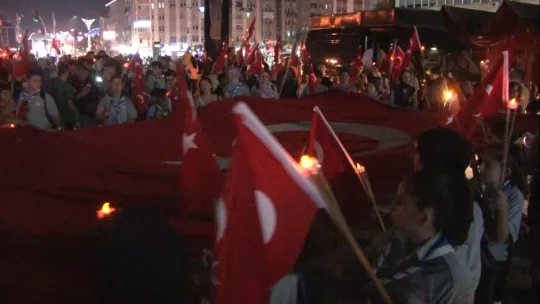 Büyük Taarruz'un yıl dönümünde yüzlerce kişi fener alayında buluştu