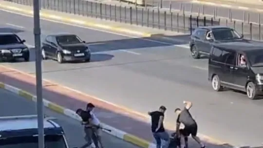 Cadde ortasında çekiç ve sopalı kavga kamerada