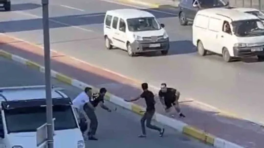 Cadde ortasında çekiç ve sopalı kavga kamerada