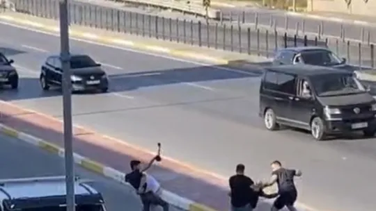 Cadde ortasında çekiç ve sopalı kavga kamerada