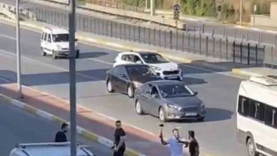 Cadde ortasında çekiç ve sopalı kavga kamerada