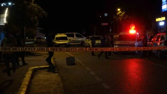 Cadde ortasında kadını tabancayla vurarak öldürdü, ardından kafasına sıktı