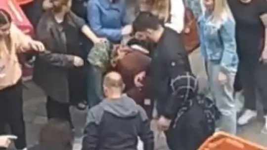 Cadde ortasında vurulan 3 çocuk annesi kadın hayatını kaybetti