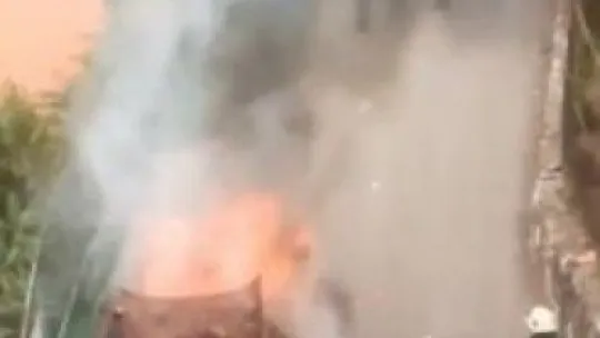 Cadde üzerindeki otomobil alev alev yandı