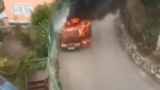 Cadde üzerindeki otomobil alev alev yandı