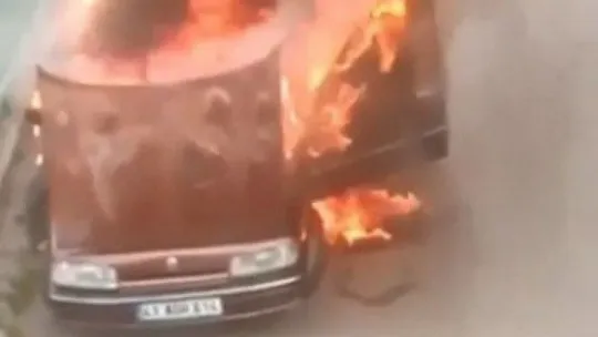 Cadde üzerindeki otomobil alev alev yandı