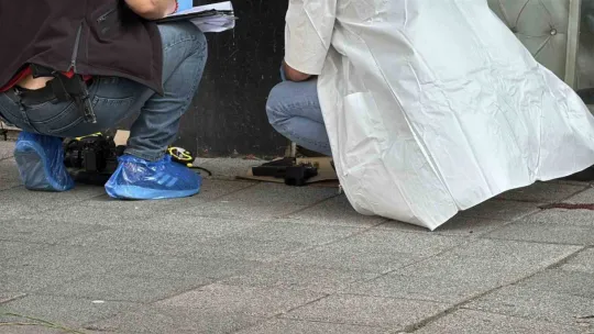 Caddede başından vuruldu