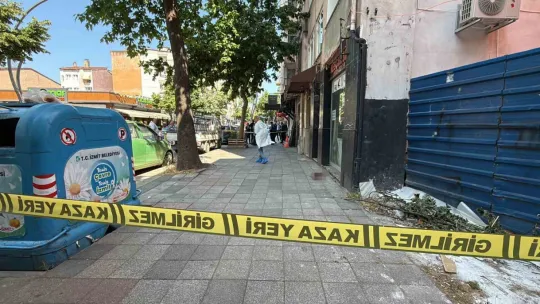 Caddede başından vuruldu