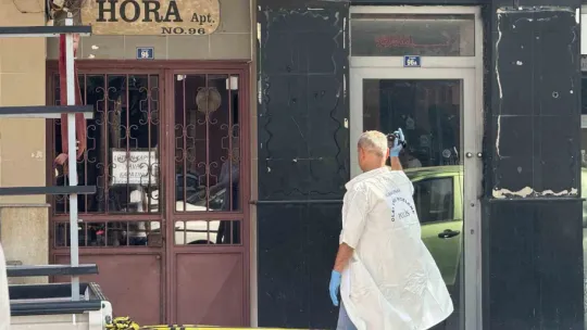 Caddede başından vuruldu