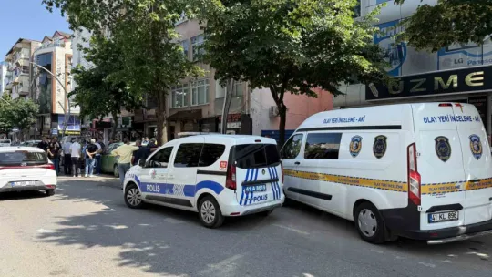 Caddede başından vuruldu