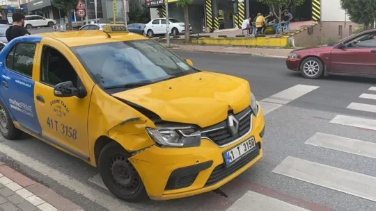 Caddede yolcu indirmek istedi, 3 araç birbirine girdi