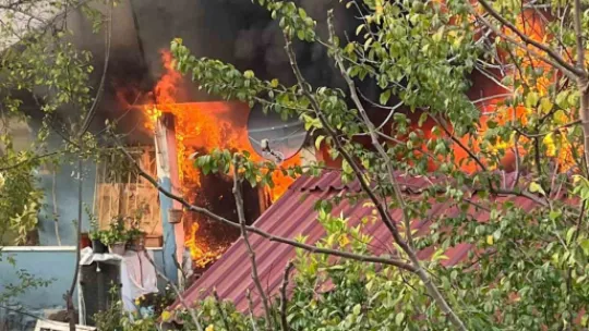 Çakmağı doldururken hem kendini hem de evi yaktı