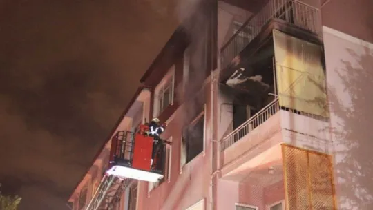 Çakmak gazı patladı, ev yandı: 2 yaralı!