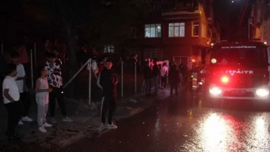 Çakmak gazı patladı, ev yandı: 2 yaralı!