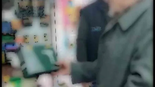 Hırsızı iş yeri sahibi kapıda böyle durdurdu