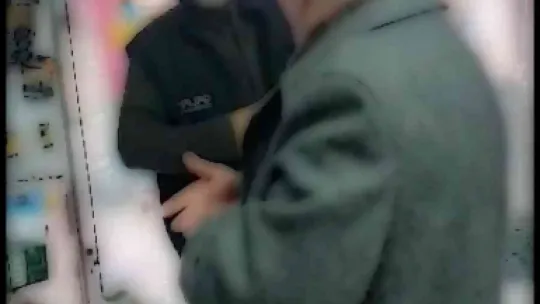 Hırsızı iş yeri sahibi kapıda böyle durdurdu