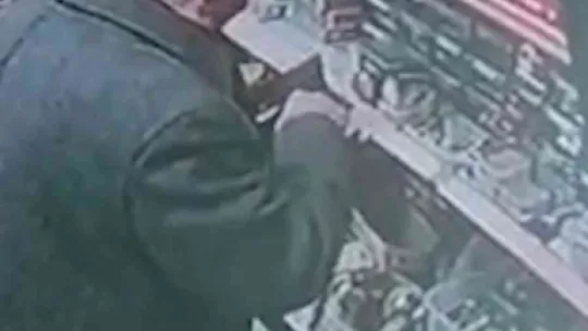 Hırsızı iş yeri sahibi kapıda böyle durdurdu
