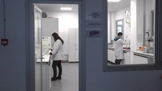 Çalışanlar fabrika işçileri değil, lise öğrencileri!