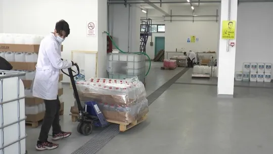 Çalışanlar fabrika işçileri değil, lise öğrencileri!