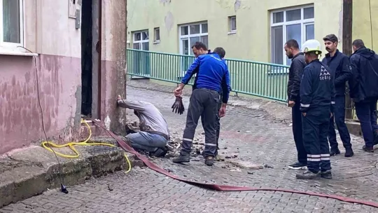 İzmit'te doğal gaz borusu patladı: Alevler eve sıçradı