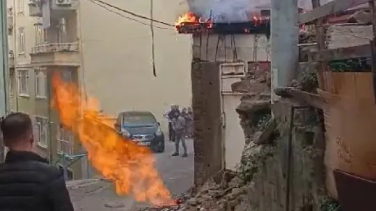İzmit'te doğal gaz borusu patladı: Alevler eve sıçradı