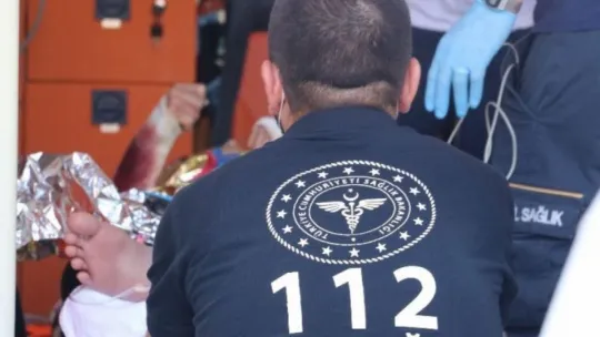 Çam kozalağı toplarken akıma kapılan genç ağır yaralandı