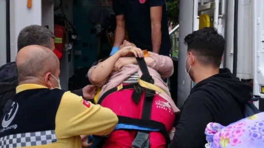 Cam silerken pencereden düştü!