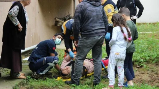 Cam silerken pencereden düştü!