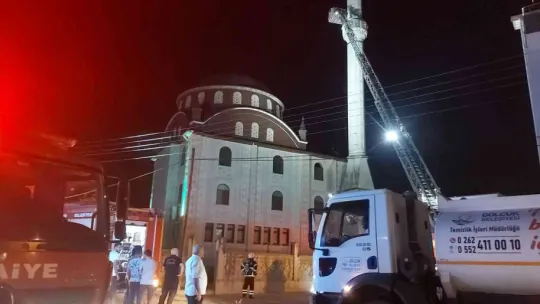 Cami minaresinde yangın çıktı