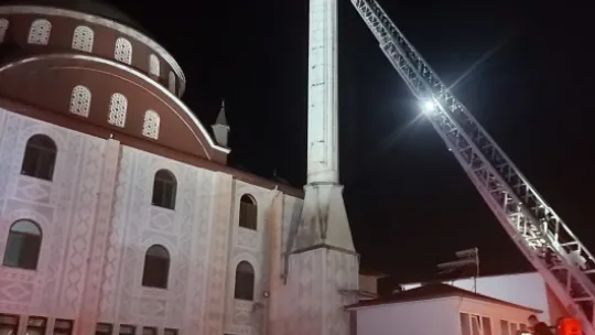 Cami minaresinde yangın çıktı