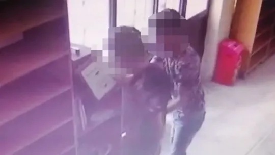 Caminin sadaka kutusundaki paraları çalan şahıslar yakalandı