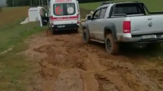 Çamura saplanan ambulansı traktör ile çektiler